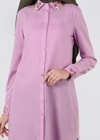 Tesettür giyim MOR YAKASI VE MANŞETLERİ İŞLEME DETAYLI TUNİK 4514 
