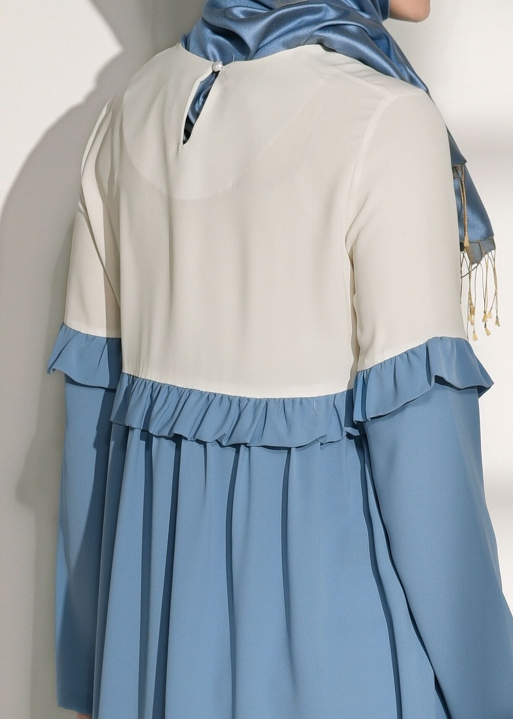 Tesettür giyim MAVİ T 5951 ModaBu-Fırfırlı Düğmeli Tunik