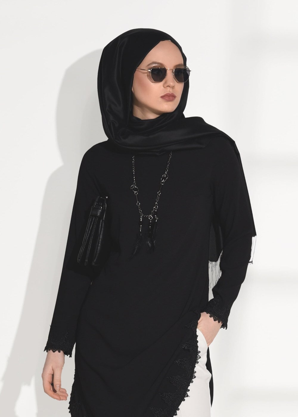Tesettür giyim SİYAH T 6407 Armalin- Güpür Detaylı Tunik