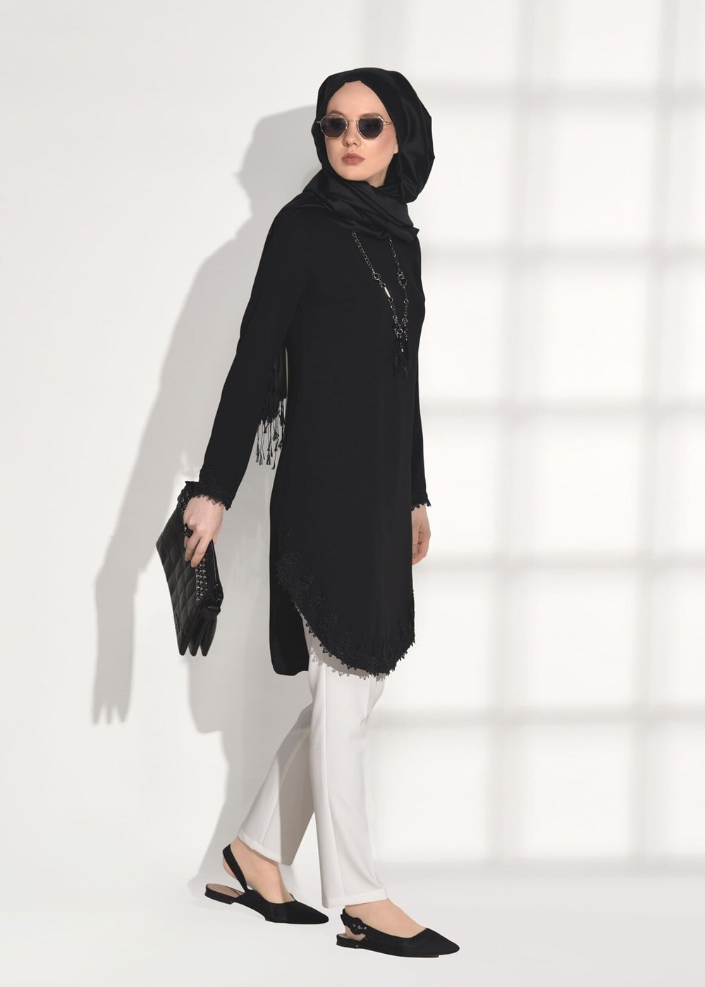 Tesettür giyim SİYAH T 6407 Armalin- Güpür Detaylı Tunik