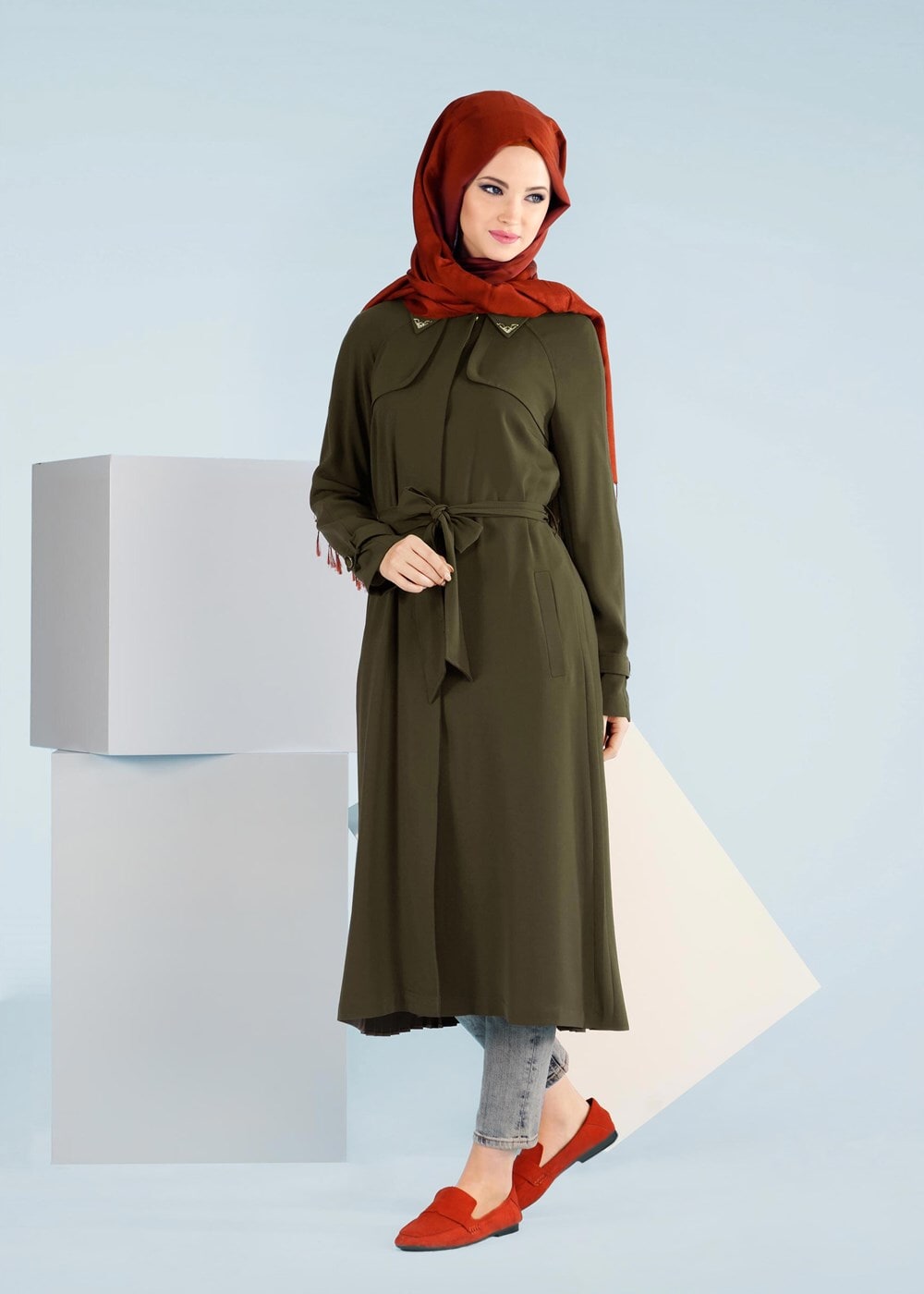 Tesettür giyim HAKİ BİLEKLERİ KEMER DETAYLI CEPLİ TRENÇKOT 1044