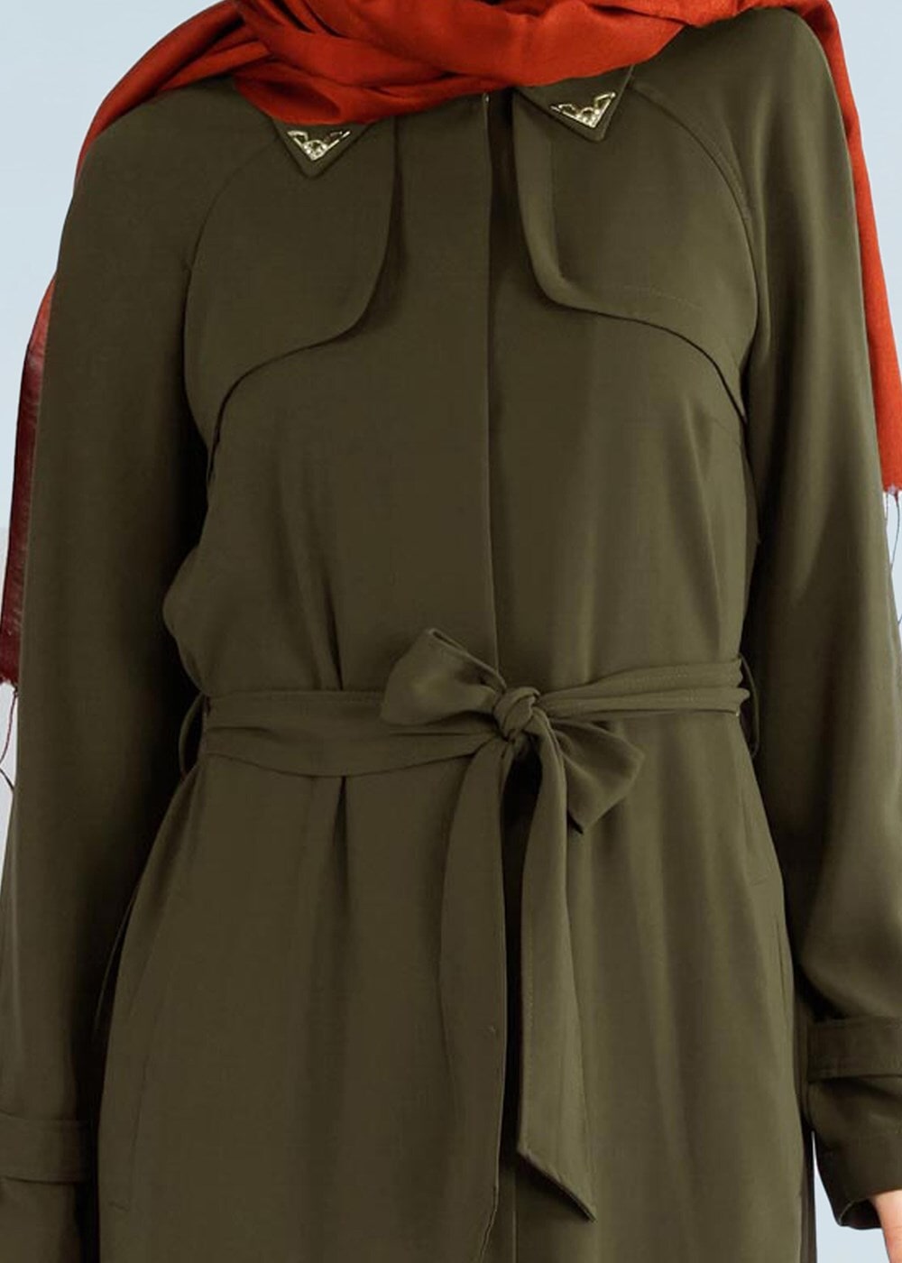 Tesettür giyim HAKİ BİLEKLERİ KEMER DETAYLI CEPLİ TRENÇKOT 1044