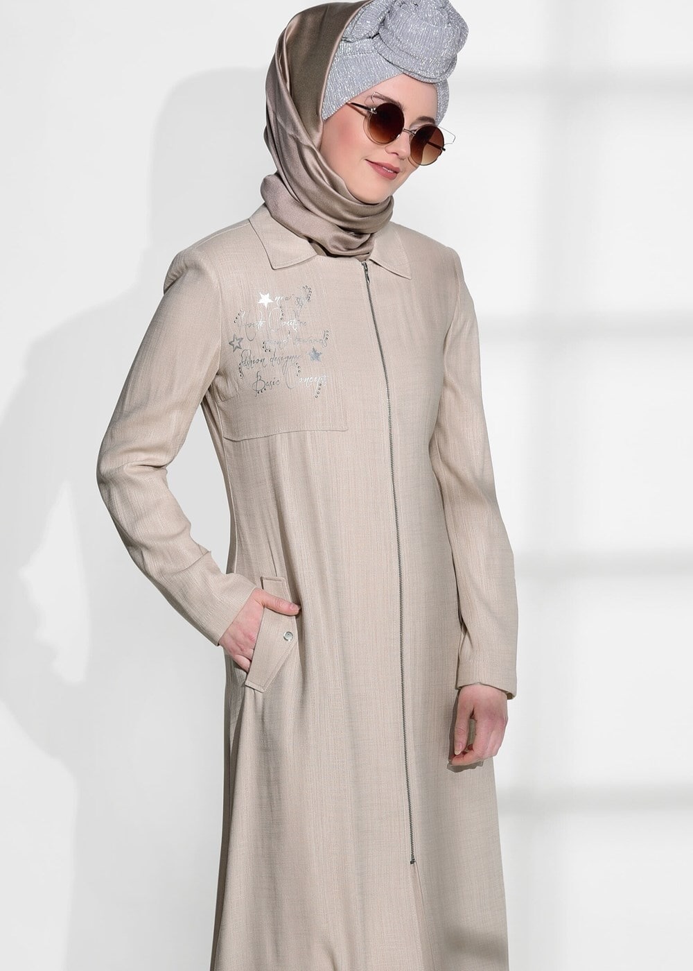 Tesettür giyim BEJ FERMUARLI CEP DETAYLI TRENÇKOT 1050 