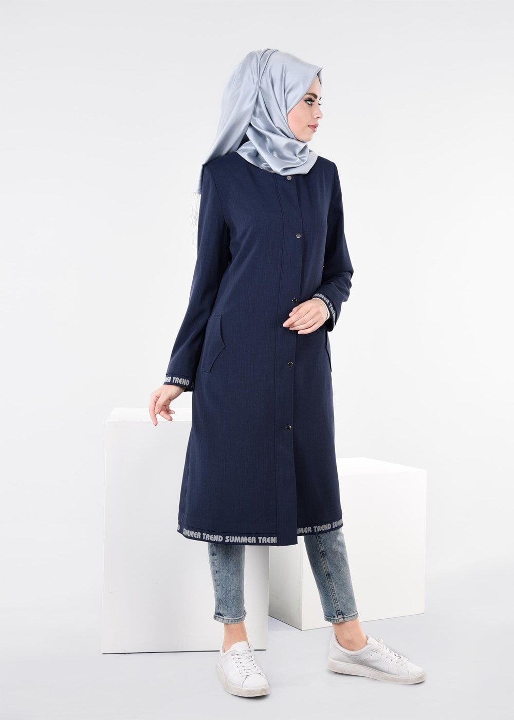 Tesettür giyim LACİVERT YAZILI ŞERİT DETAYLI TRENÇKOT 1104 