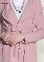 Tesettür giyim PUDRA T 1358 ModaBu- Lazer Kesimli Kuşak Detaylı Trençkot