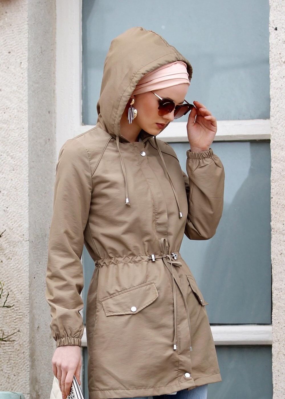 Tesettür giyim KAHVE KAPÜŞONLU BELİ BÜZGÜLÜ SPOR TRENÇKOT 4108 