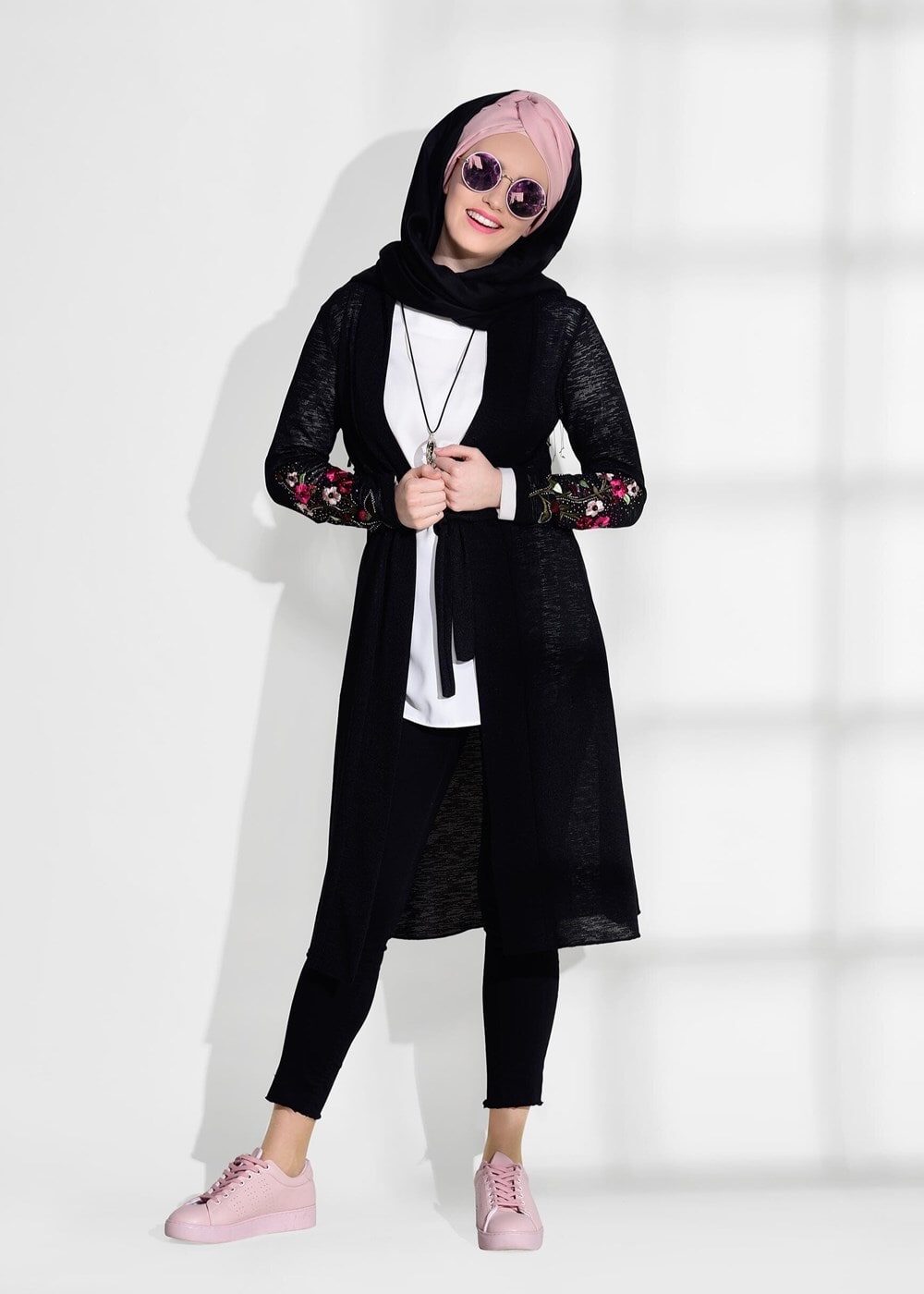 Tesettür giyim SİYAH KOL KISMI NAKIŞ DETAYLI HIRKA 19102