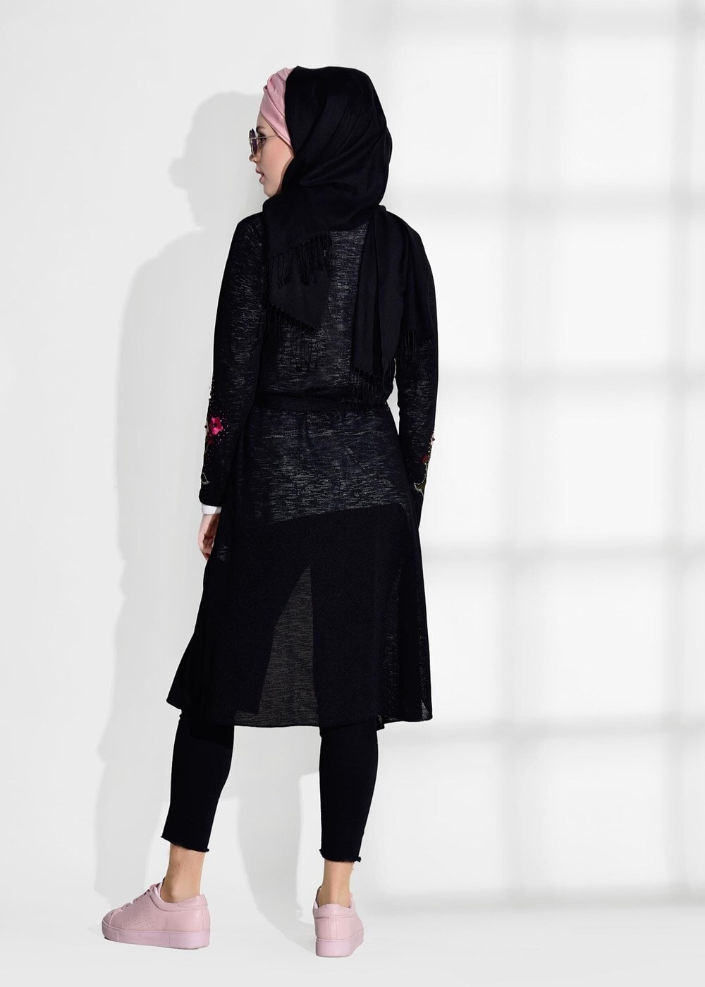 Tesettür giyim SİYAH KOL KISMI NAKIŞ DETAYLI HIRKA 19102
