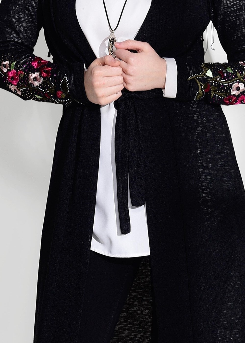 Tesettür giyim SİYAH KOL KISMI NAKIŞ DETAYLI HIRKA 19102