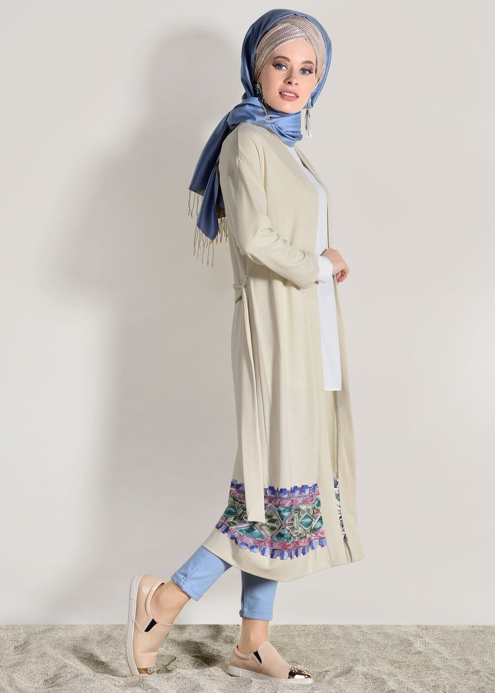 Tesettür giyim BEJ T 92171 İkoll- Dantel Detaylı Kuşaklı Hırka