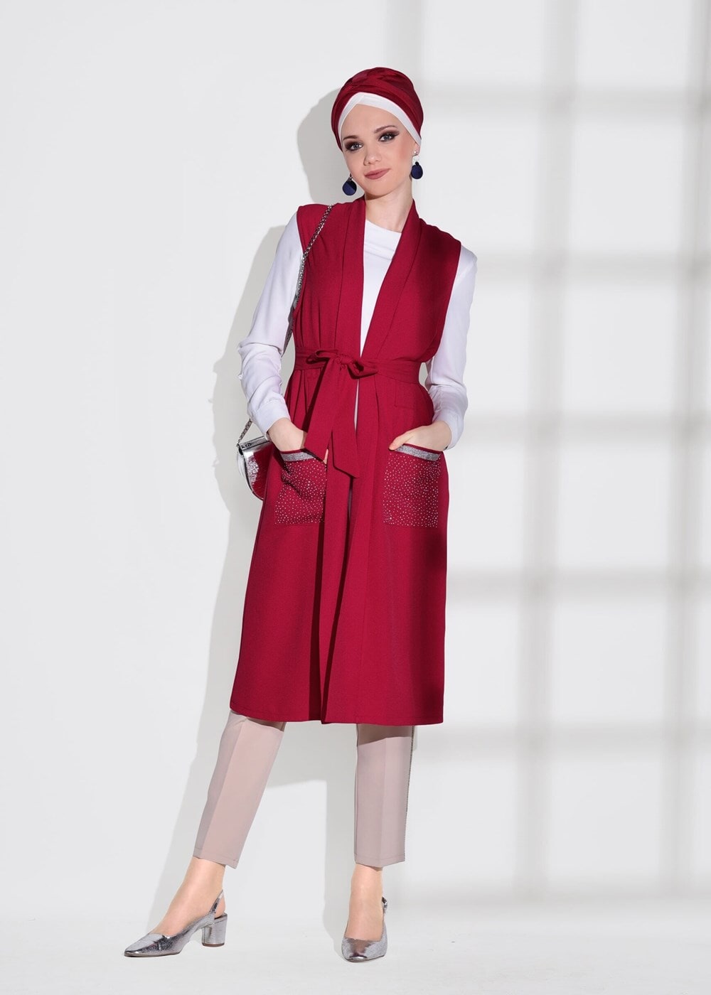 Tesettür giyim KIRMIZI CEPLERİ TAŞ SİM DETAYLI YELEK 70361