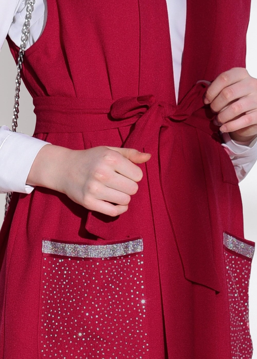 Tesettür giyim KIRMIZI CEPLERİ TAŞ SİM DETAYLI YELEK 70361