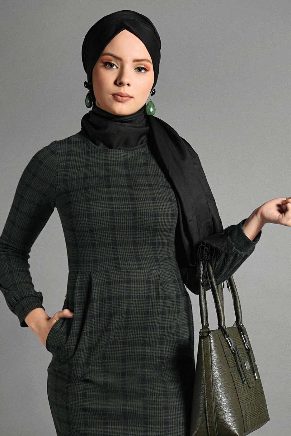 Tesettür giyim HAKİ CEP DETAYLI EKOSE DESENLİ ELBİSE 8793-3 