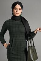 Tesettür giyim HAKİ CEP DETAYLI EKOSE DESENLİ ELBİSE 8793-3 