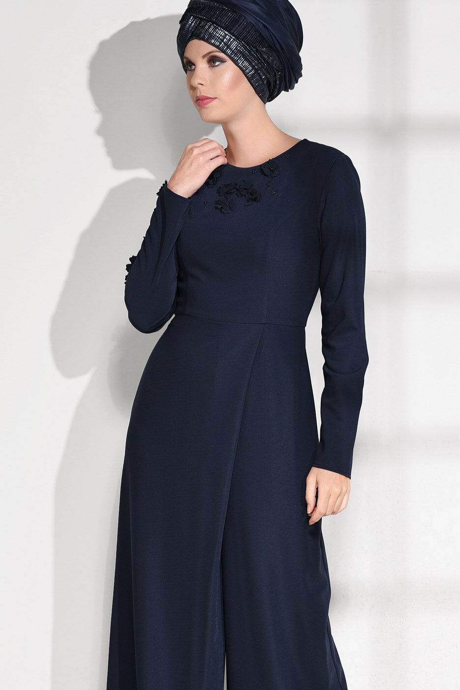 Vêtements hijab BLEU MARINE COMBINAISON À FLEURS BRODÉES 4677 