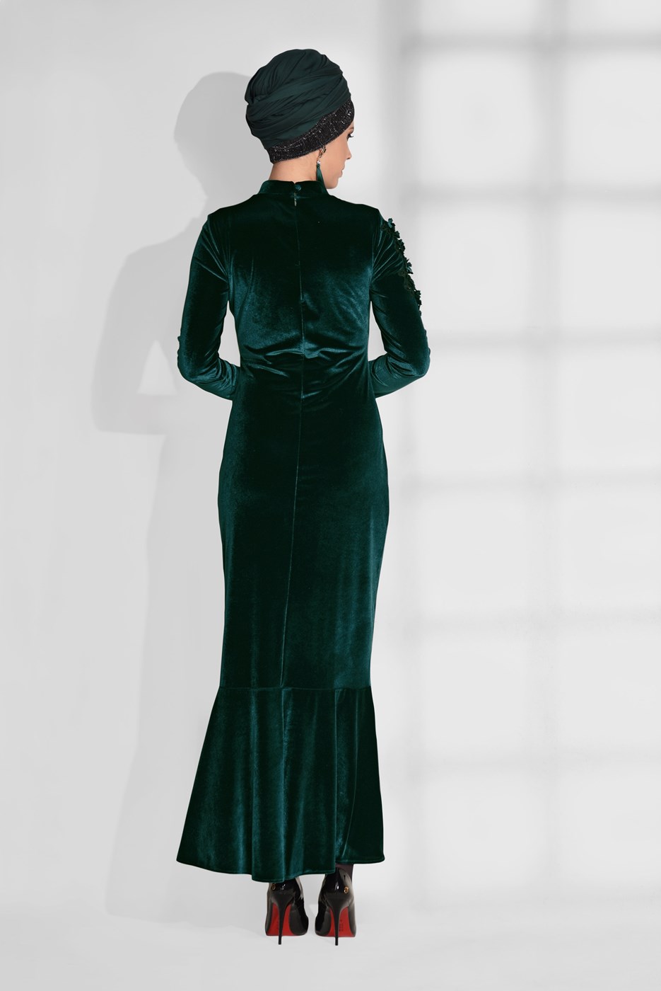 Tesettür giyim YEŞİL GÜPÜR DETAYLI VOLANLI KADİFE ELBİSE 4706 