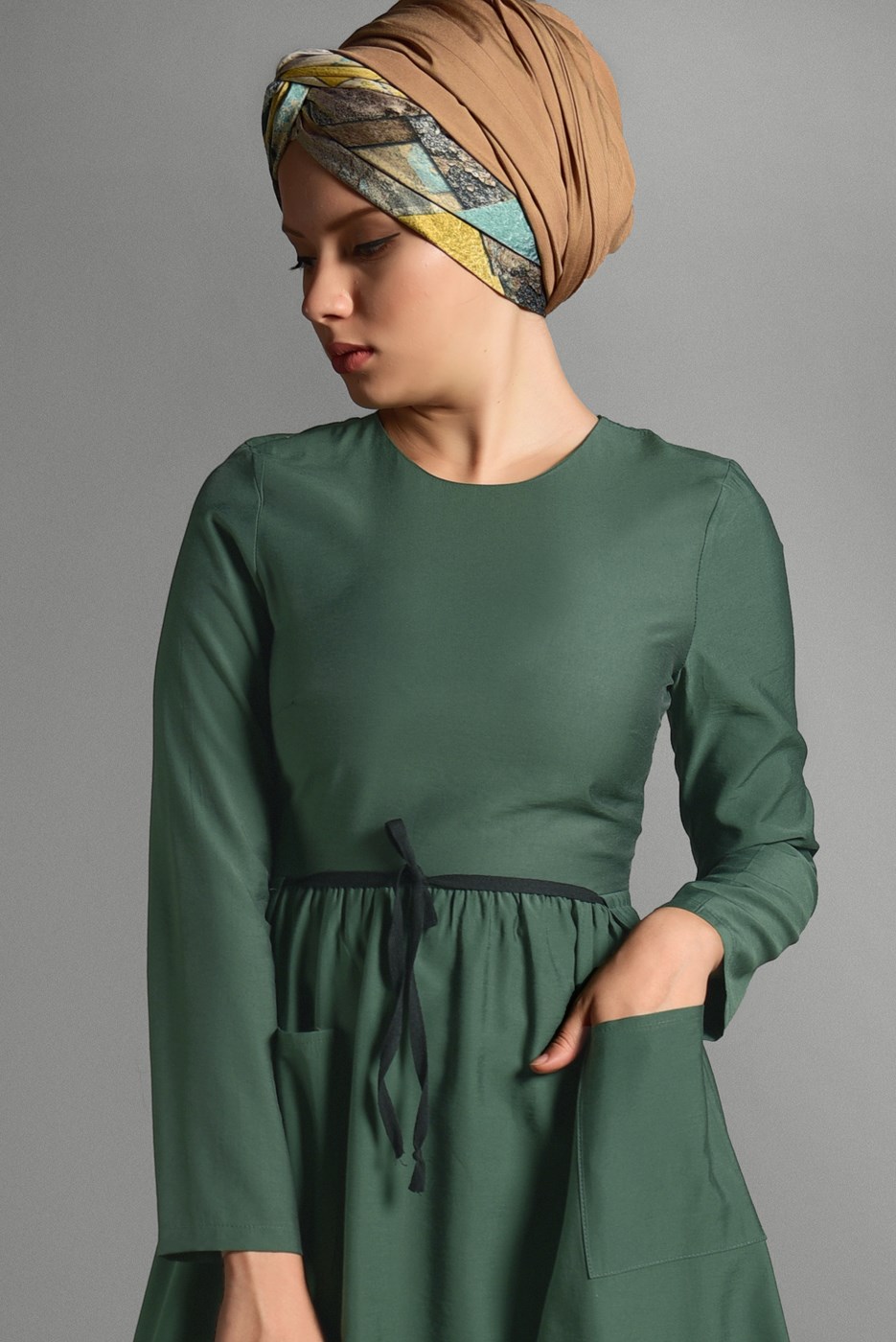 Tesettür giyim YEŞİL CEPLİ BELİ BAĞCIKLI ELBİSE 8244 