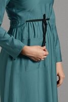 Tesettür giyim YEŞİL CEPLİ BELİ BAĞCIKLI ELBİSE 8244 