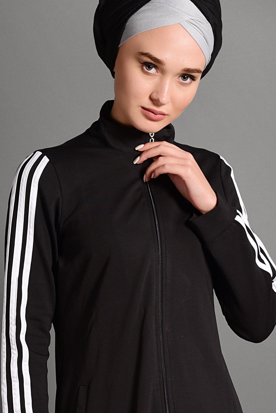 Tesettür giyim SİYAH FERMUARLI ÇİZGİ DETAYLI SPOR FERACE 8028 