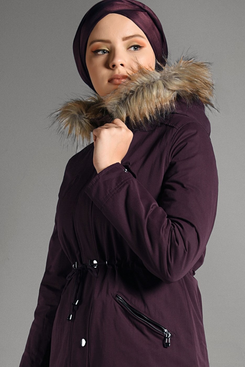 Tesettür giyim MÜRDÜM KAPÜŞONLU FERMUAR DETAYLI KABAN  053 