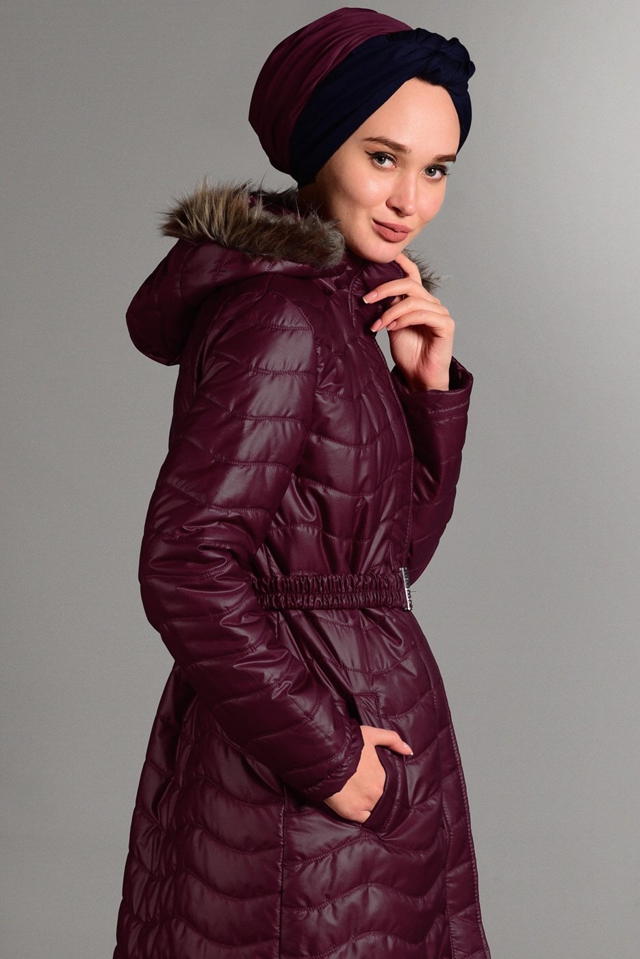 Vêtements hijab ROUGE BORDEAUX MANTEAU LONG À BOUFFANT AVEC CAPUCHE 4391 