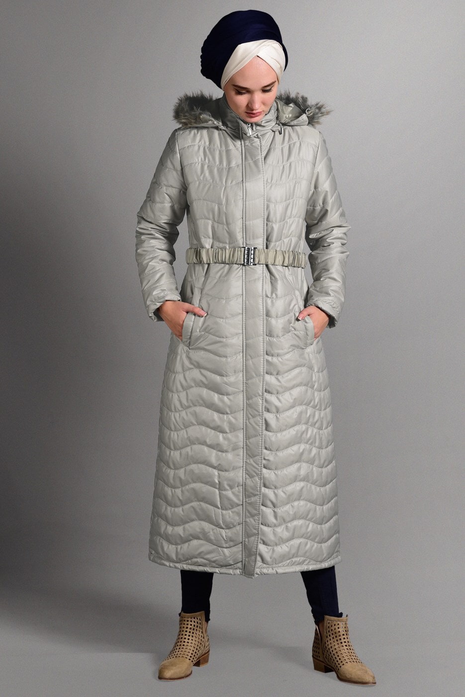 Tesettür giyim BEJ KAPÜŞONLU UZUN ŞİŞME MONT 4391 