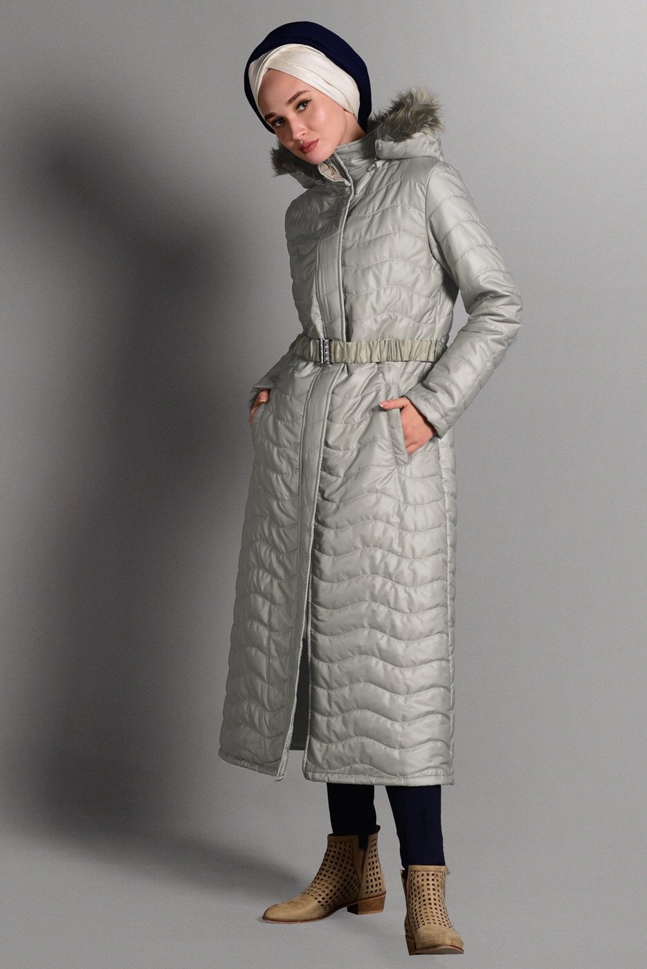 Tesettür giyim BEJ KAPÜŞONLU UZUN ŞİŞME MONT 4391 