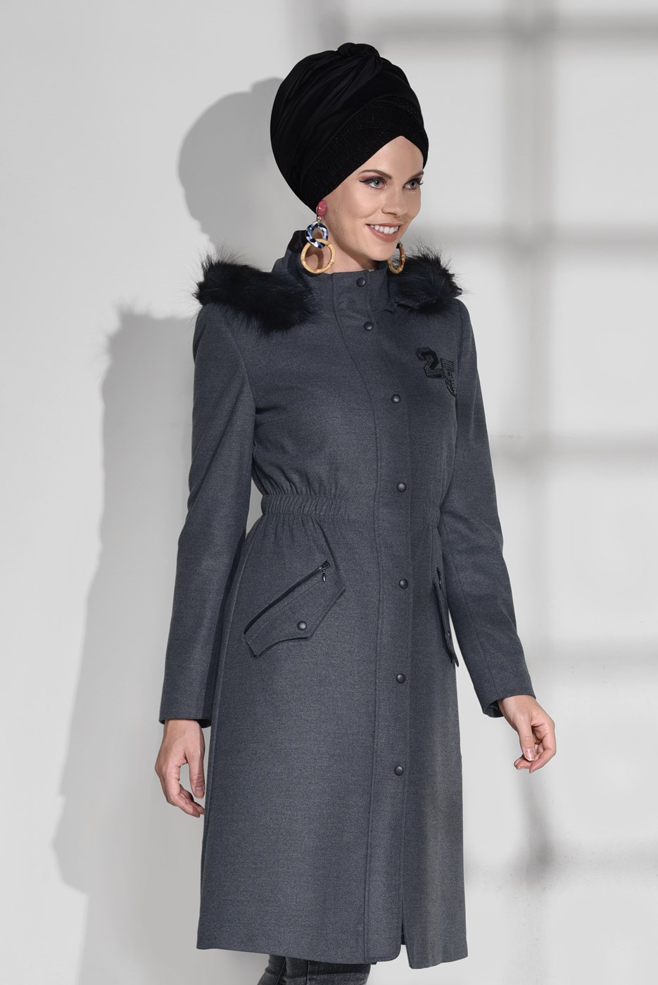 Tesettür giyim GRİ KÜRKLÜ CEP DETAYLI KABAN 9636