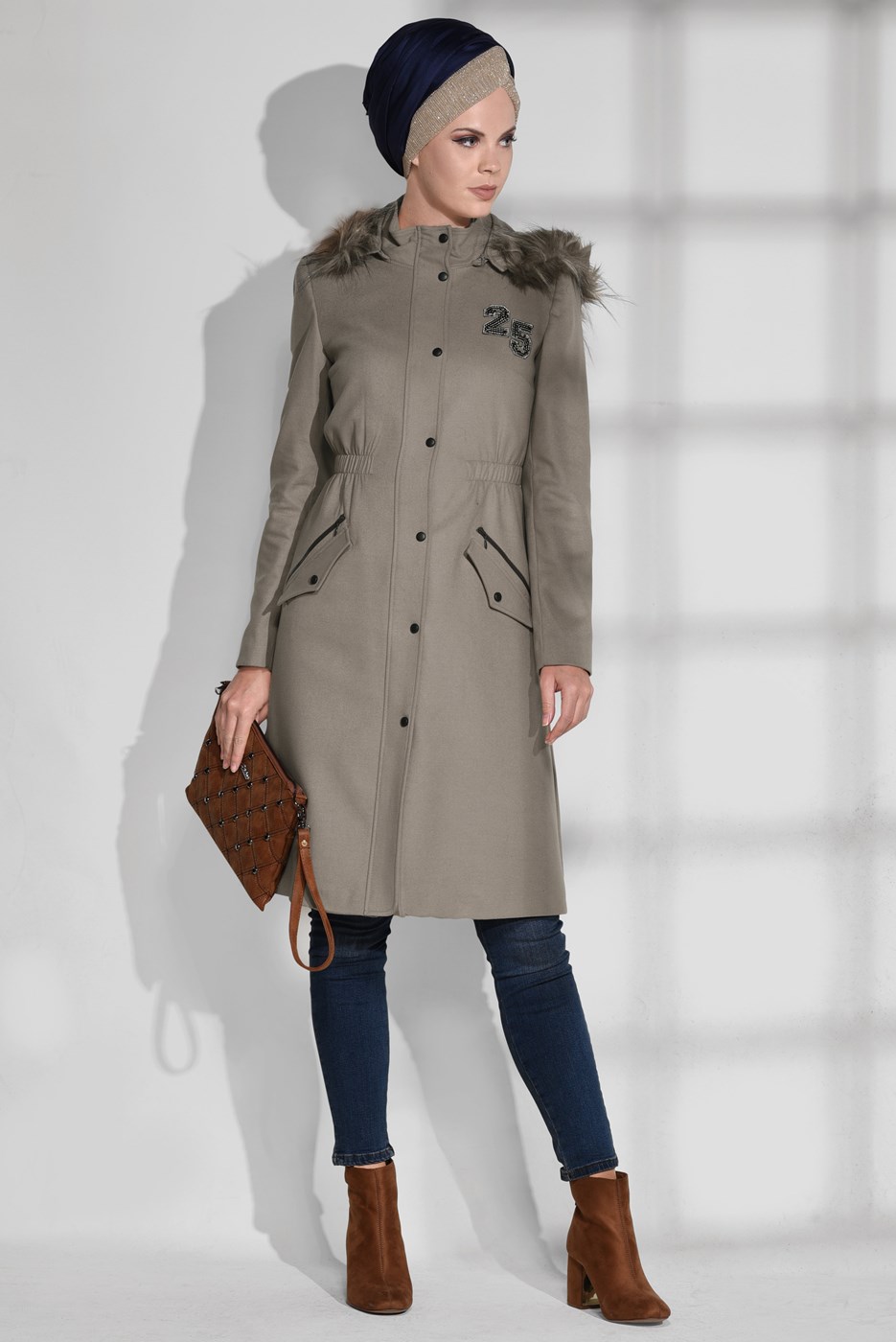 Tesettür giyim BEJ KÜRKLÜ CEP DETAYLI KABAN 9636