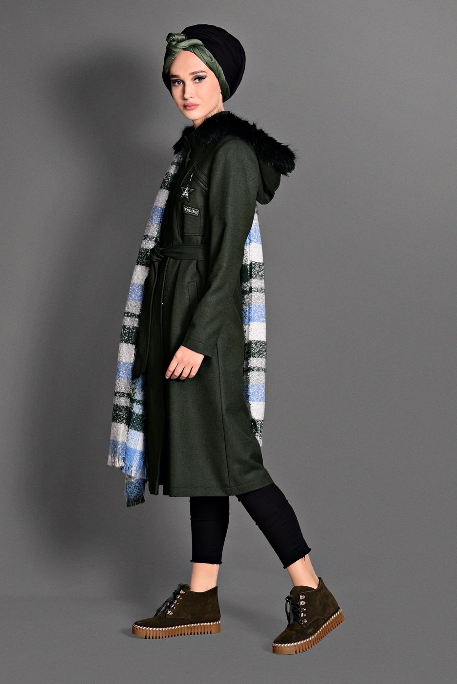 Tesettür giyim HAKİ ARMA DETAYLI KAPÜŞONLU KABAN 9643