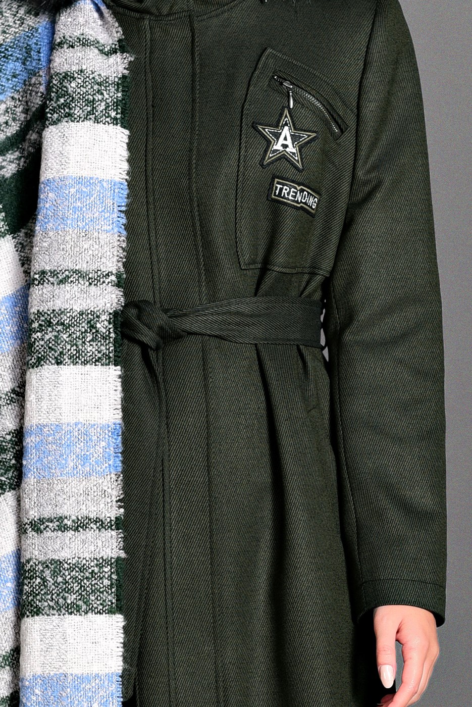 Tesettür giyim HAKİ ARMA DETAYLI KAPÜŞONLU KABAN 9643