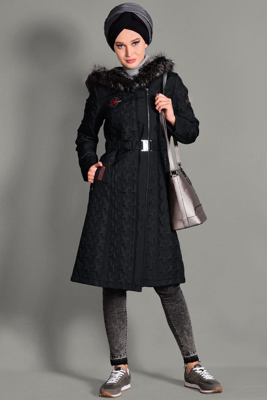 Tesettür giyim SİYAH KAPÜŞONU KÜRKLÜ KABAN 9651 