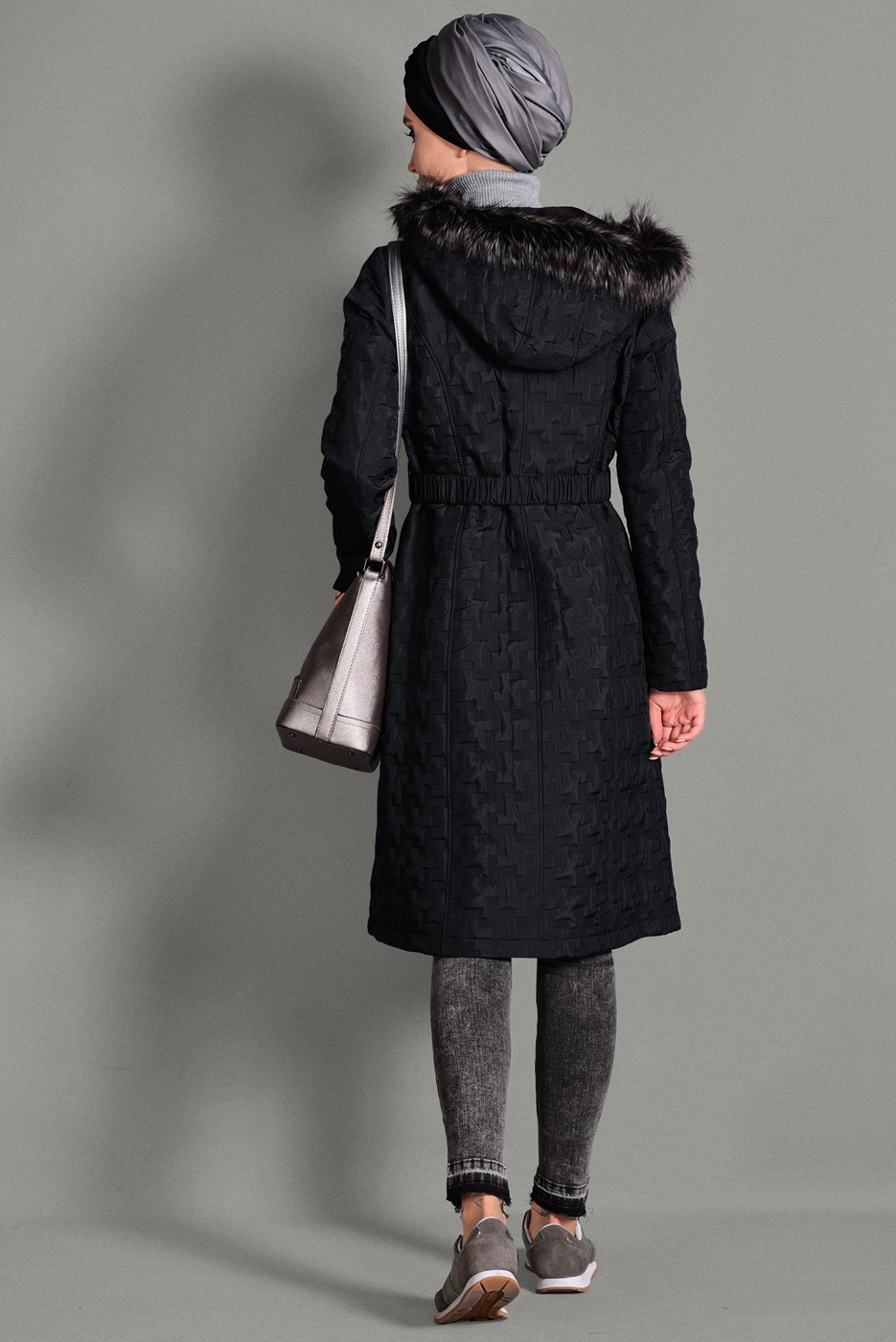 Tesettür giyim SİYAH KAPÜŞONU KÜRKLÜ KABAN 9651 