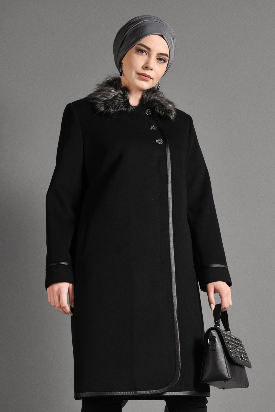 Tesettür giyim SİYAH KÜRK YAKA DÜĞMELİ KAŞE KABAN 9670