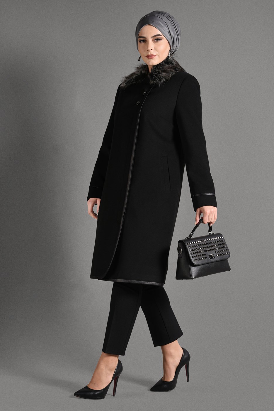 Tesettür giyim SİYAH KÜRK YAKA DÜĞMELİ KAŞE KABAN 9670