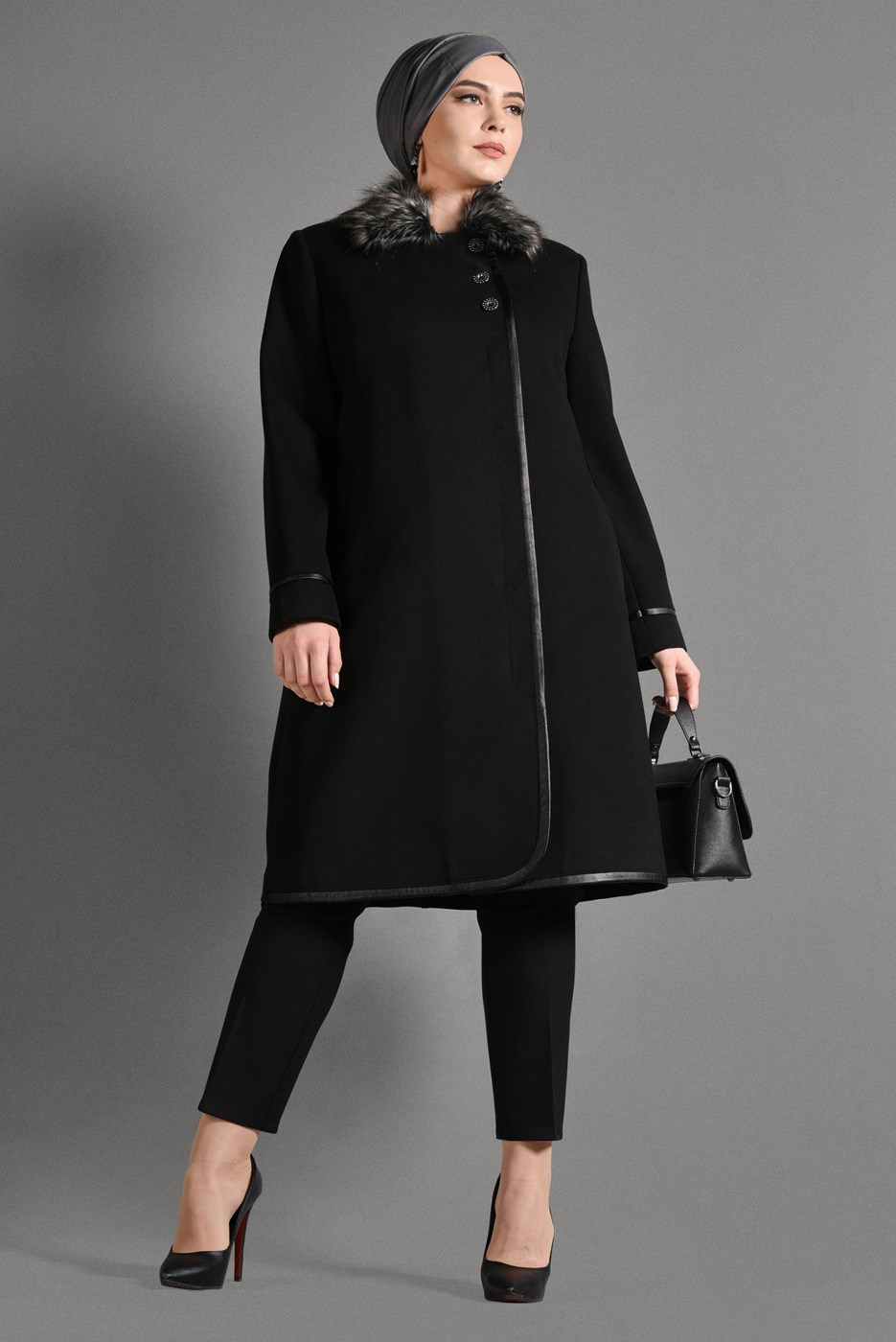 Tesettür giyim SİYAH KÜRK YAKA DÜĞMELİ KAŞE KABAN 9670