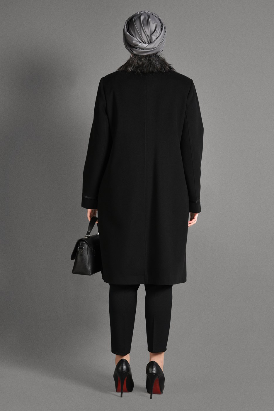 Tesettür giyim SİYAH KÜRK YAKA DÜĞMELİ KAŞE KABAN 9670