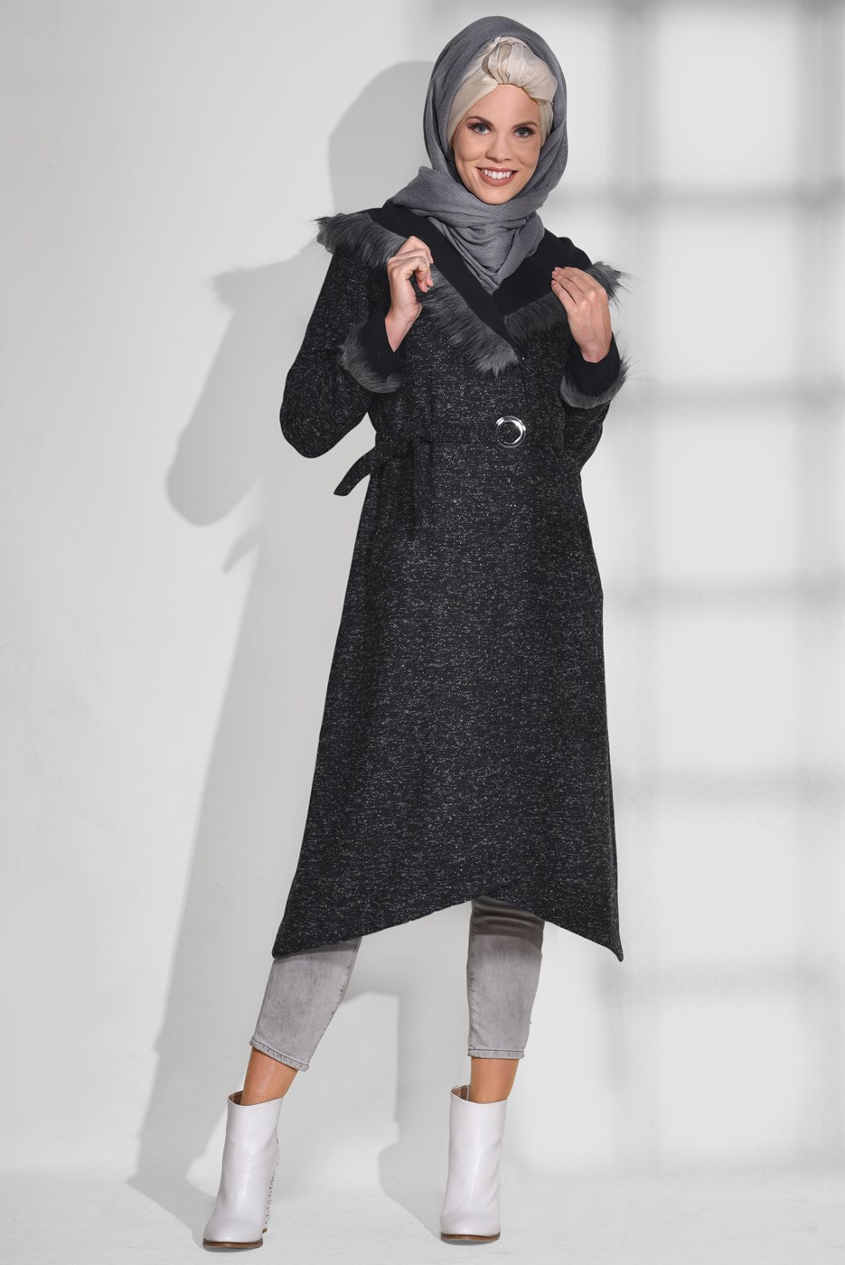 Tesettür giyim SİYAH KÜRK DETAYLI KAPÜŞONLU KABAN 9730