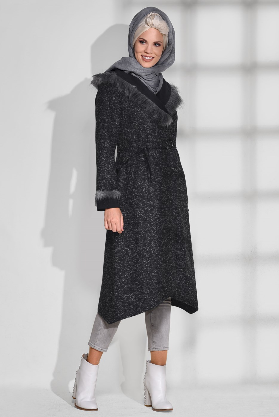 Tesettür giyim SİYAH KÜRK DETAYLI KAPÜŞONLU KABAN 9730
