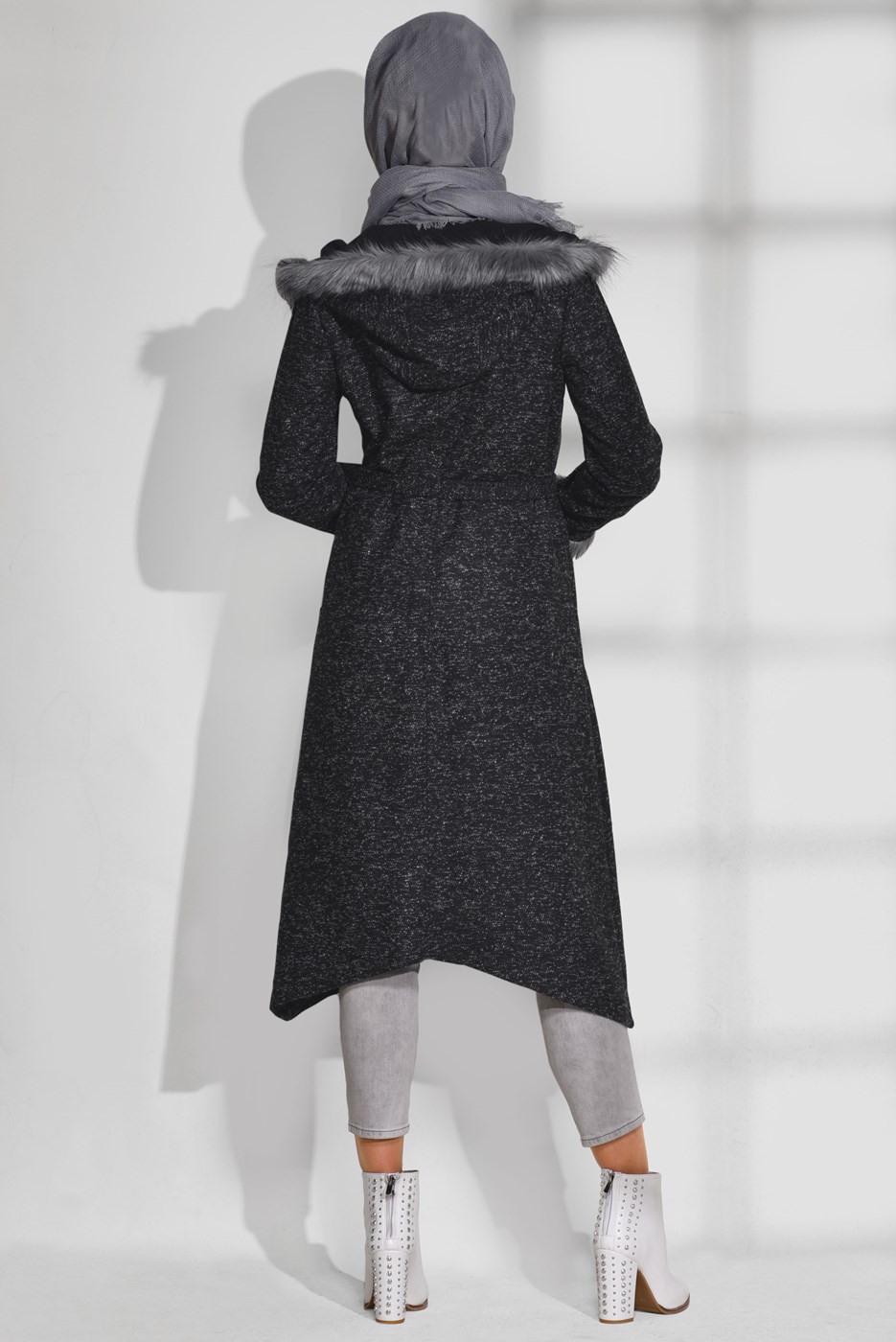 Tesettür giyim SİYAH KÜRK DETAYLI KAPÜŞONLU KABAN 9730