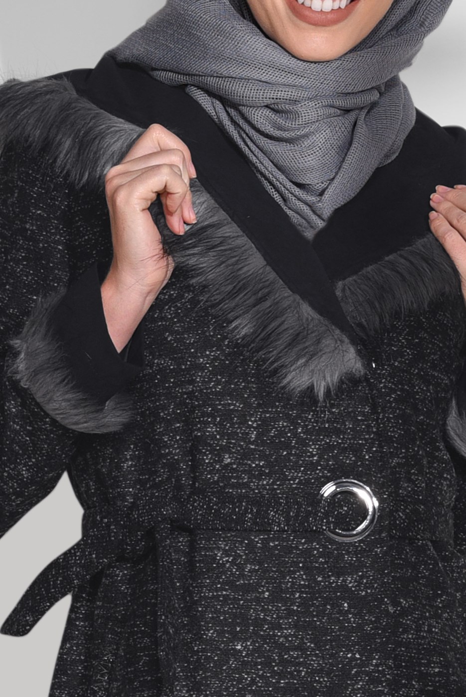 Tesettür giyim SİYAH KÜRK DETAYLI KAPÜŞONLU KABAN 9730