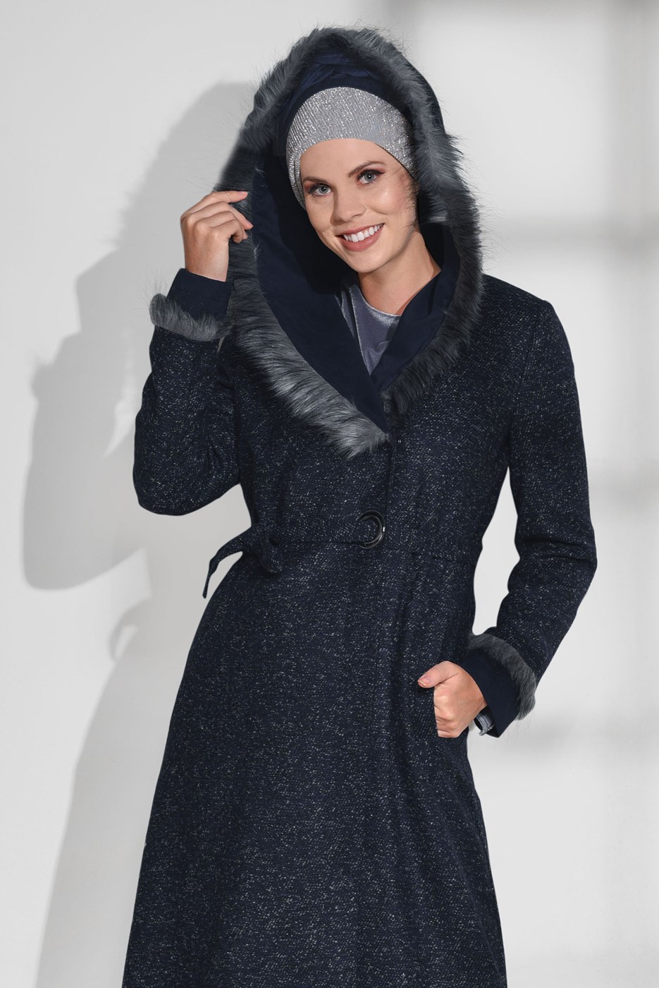 Tesettür giyim LACİVERT KÜRK DETAYLI KAPÜŞONLU KABAN 9730