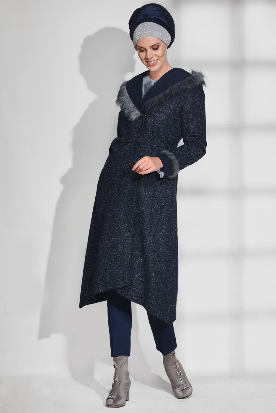 Tesettür giyim LACİVERT KÜRK DETAYLI KAPÜŞONLU KABAN 9730