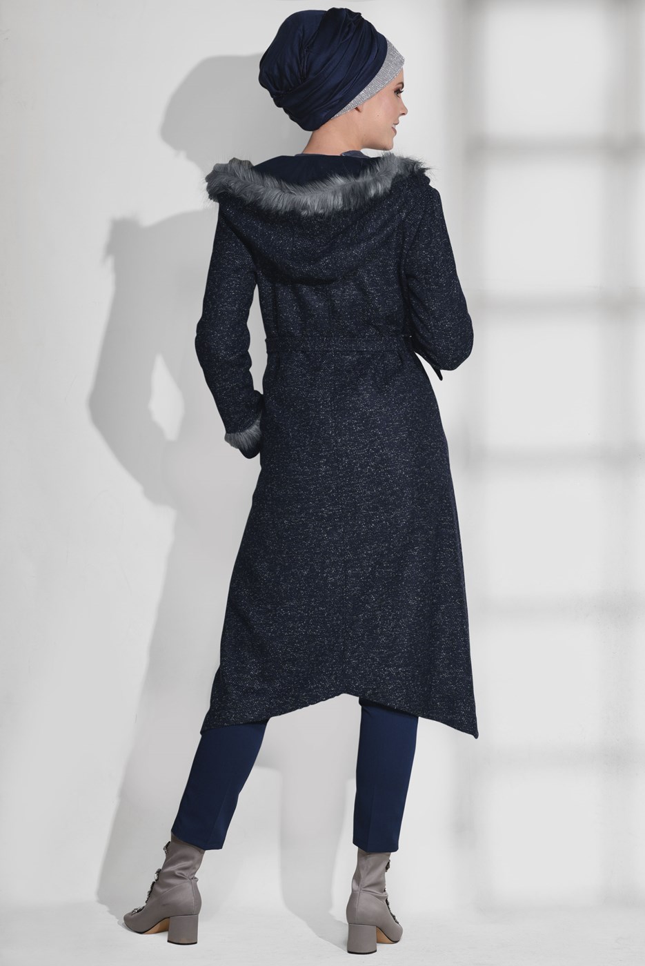Tesettür giyim LACİVERT KÜRK DETAYLI KAPÜŞONLU KABAN 9730