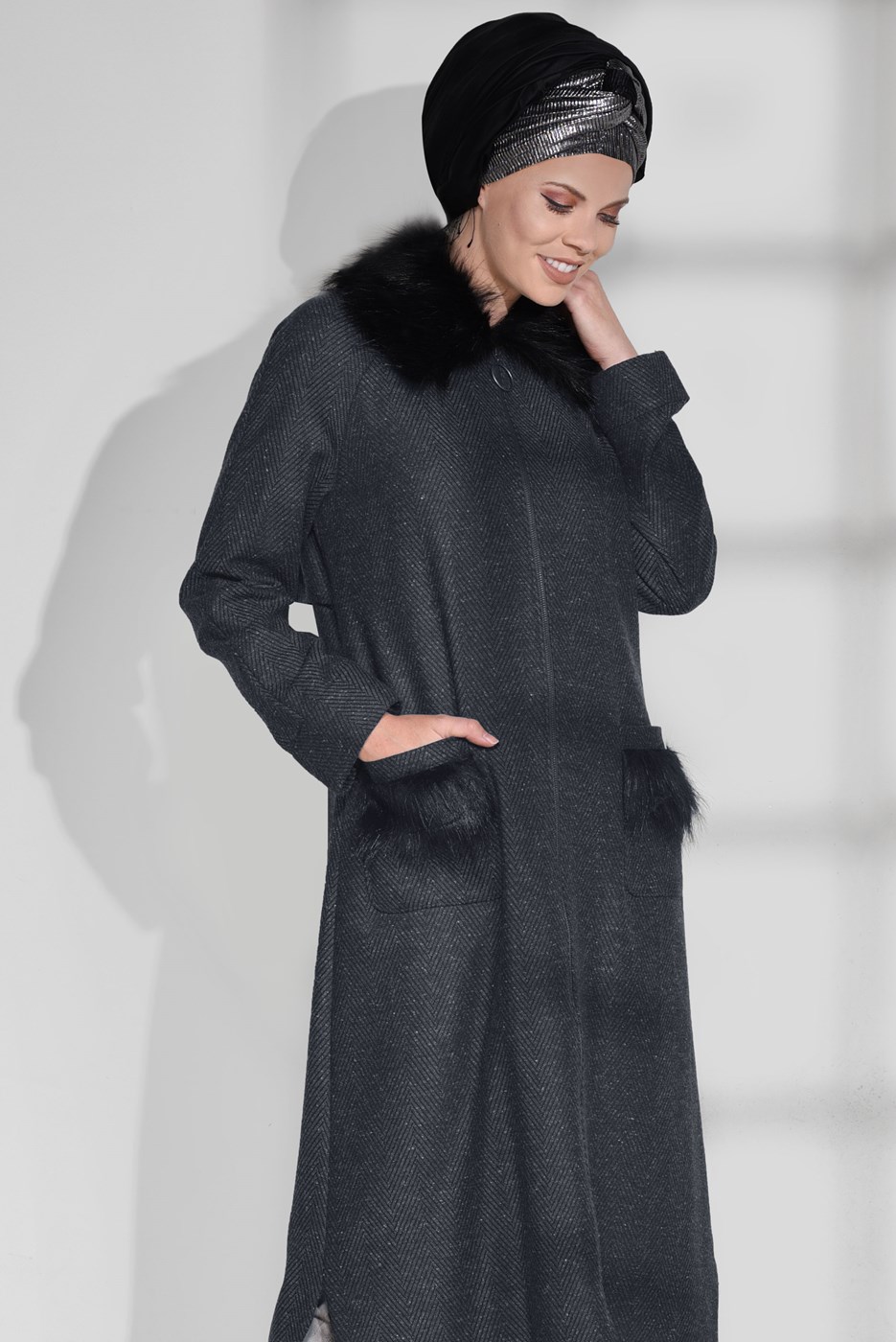 Tesettür giyim GRİ KÜRK DETAYLI FERMUARLI KABAN 9735 