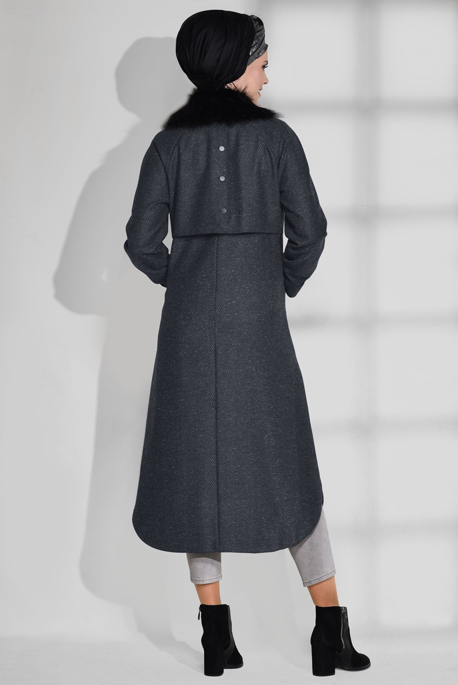 Tesettür giyim GRİ KÜRK DETAYLI FERMUARLI KABAN 9735 