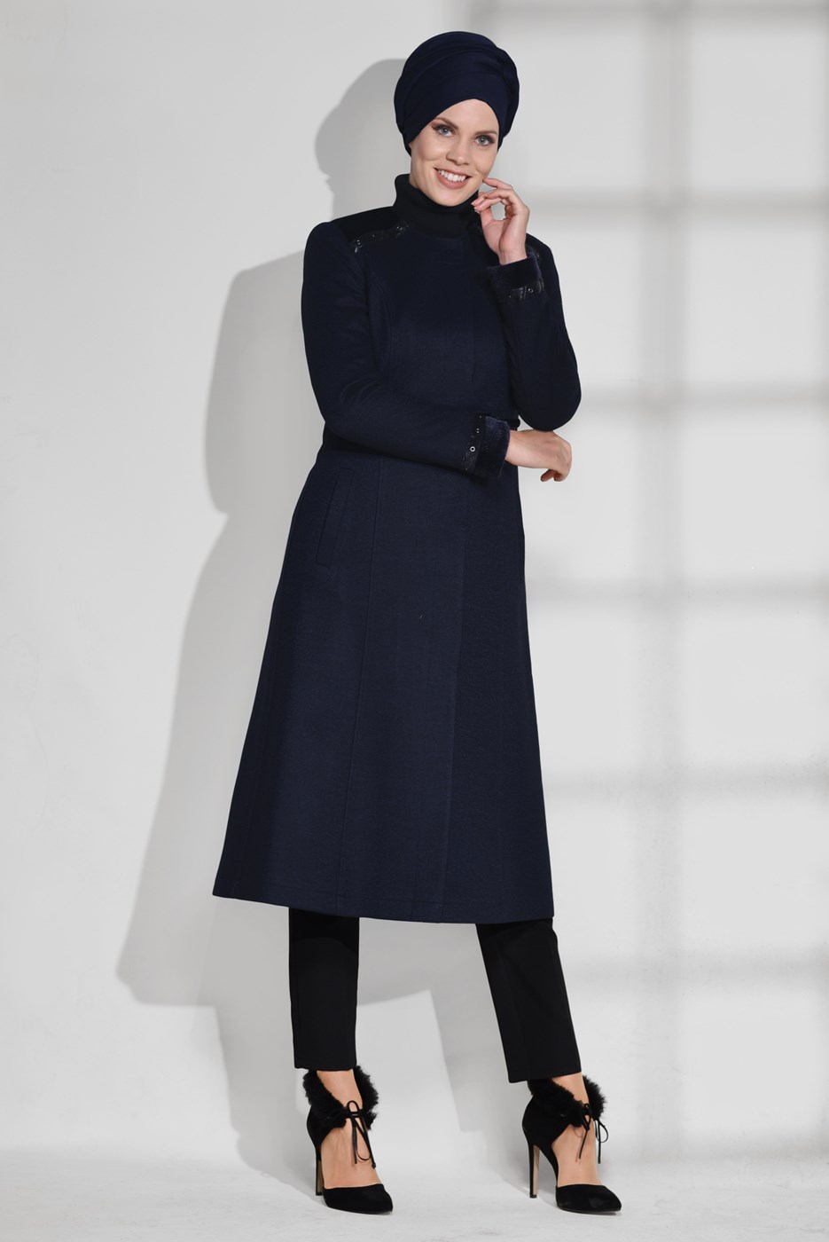 Tesettür giyim LACİVERT KUŞGÖZÜ DETAYLI KABAN 9736