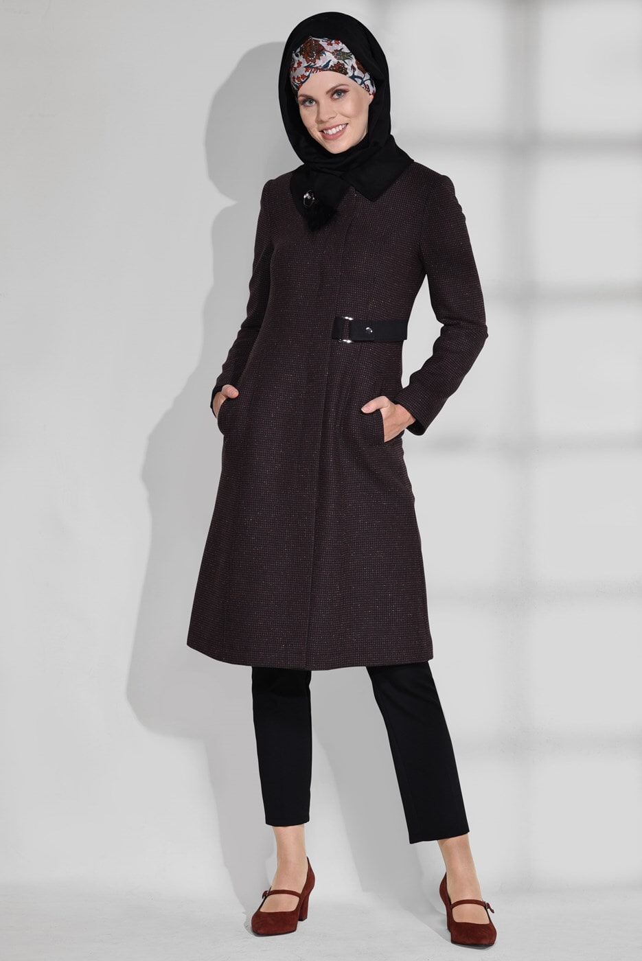 Tesettür giyim BORDO YAKASI BROŞLU KEÇE KABAN 9741