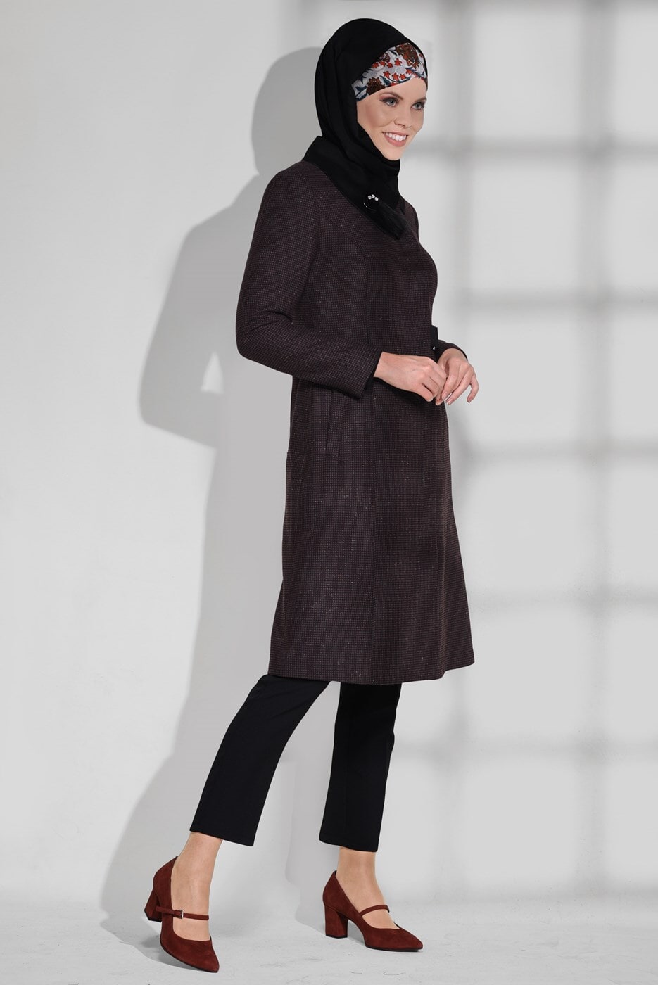 Tesettür giyim BORDO YAKASI BROŞLU KEÇE KABAN 9741