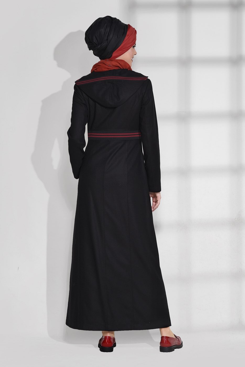 Vêtements hijab NOIR MANTEAU À LIGNÉ AVEC CAPUCHE 9681 